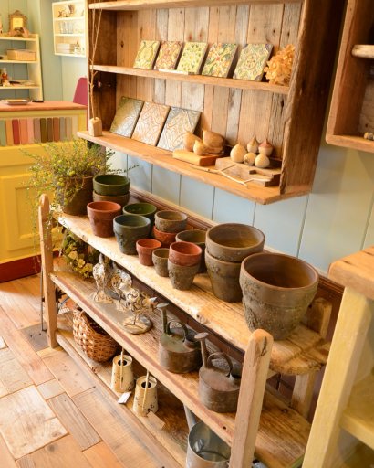 雑貨店の商品ディスプレイ流木家具（テーブル・棚など）