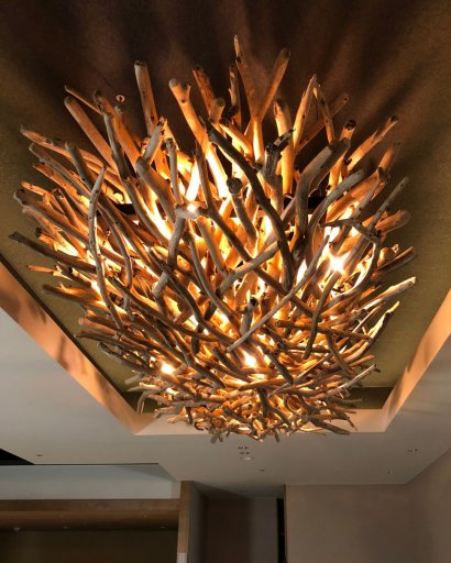 広島空港ホテルの大型流木照明