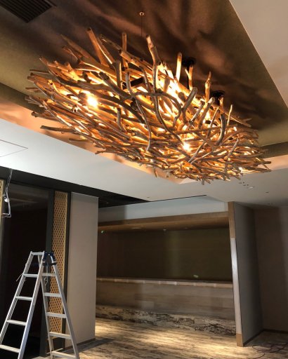 広島空港ホテルの大型流木照明