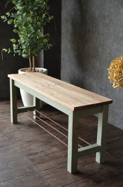 シャビーな古材板の棚