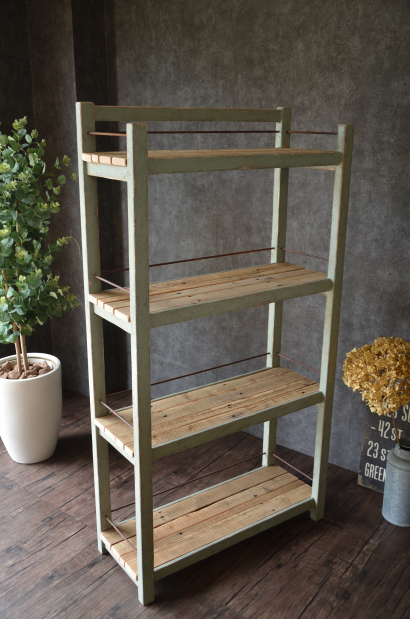 シャビーな古材板の棚